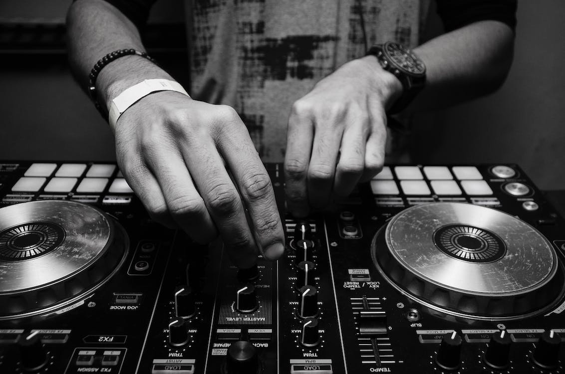 „De la începători la profesioniști: Recomandări pentru alegerea consolei DJ perfecte”