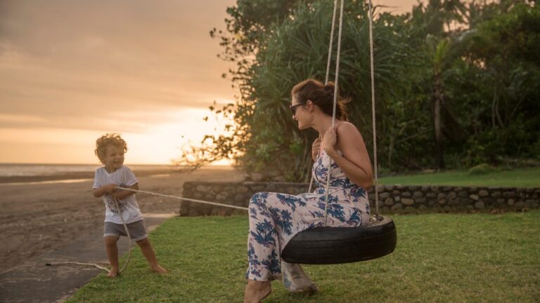 Sfaturi pentru Părinți: Cum să Îngrijești și să Educi Copiii într-un Mediu Sănătos și Stimulent