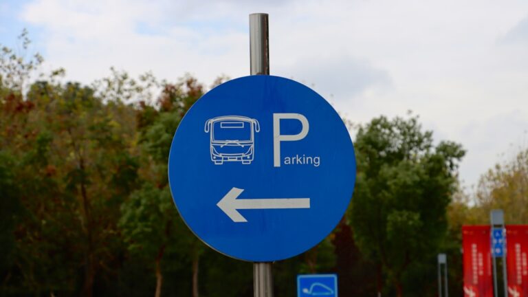 Localuri cu parcare pentru șoferii în tranzit: cum să le găsești