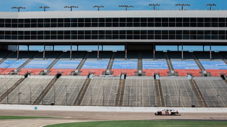 Cum să alegi echipamentul potrivit pentru curse auto