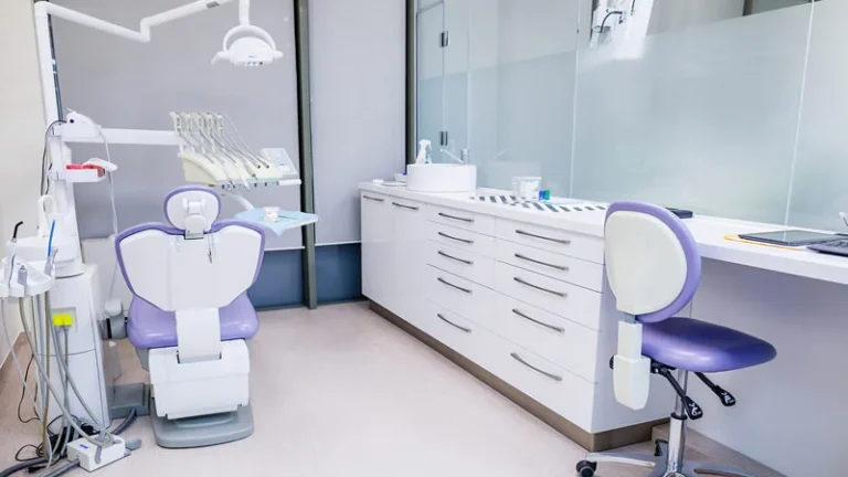 Ce duce la colorarea plombelor dentare în timp? Cauze și soluții recomandate