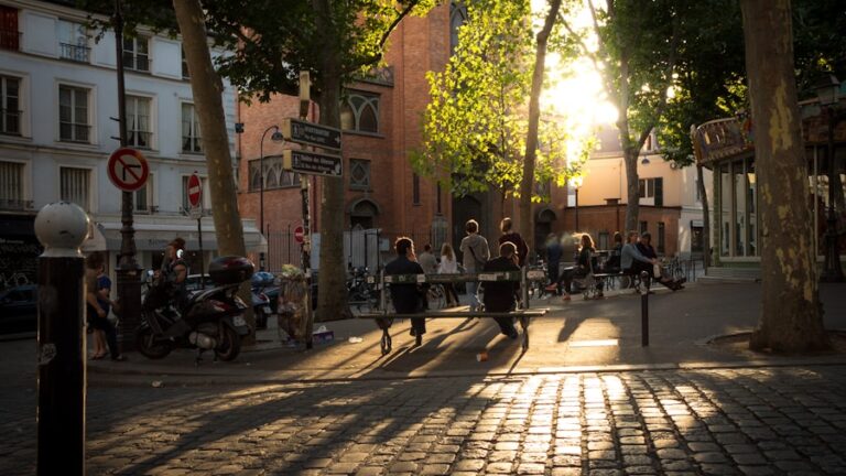 Arta de a te bucura de plimbările de seară: Cum să transformi orașul într-un peisaj de vis