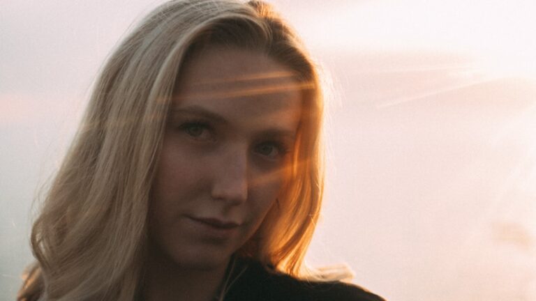 Secretele vibrațiilor pozitive: Cum să atragi bucuria și optimismul în viața de zi cu zi