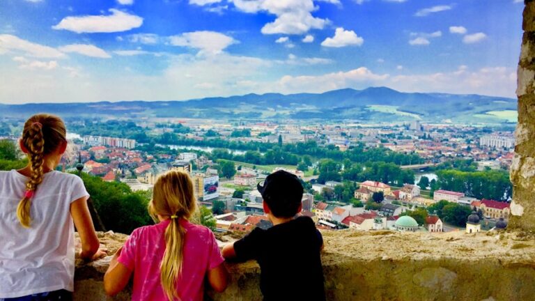 Ghidul pasionatului de călătorii în familie: Idei pentru aventuri care unesc generații