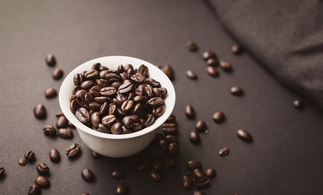 Arta de a transforma o cafea la soare într-un moment magic: Rituale pentru dimineți inspirate