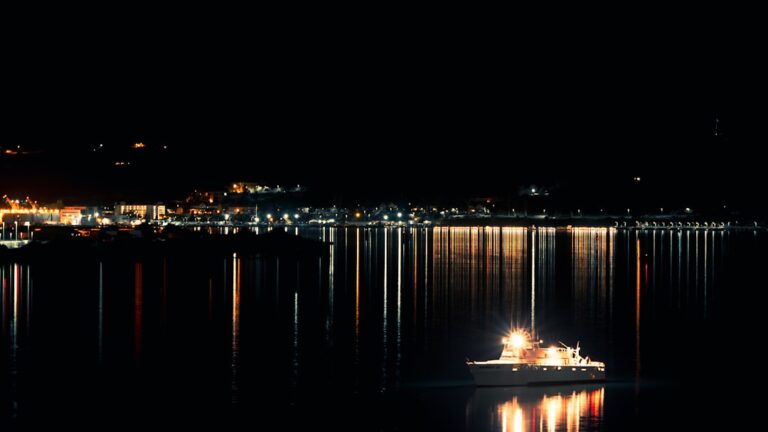 De ce simți că cineva te privește noaptea