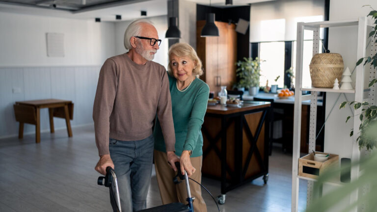 Echilibru refacut cand combini cadru de mers si orteze pentru genunchi